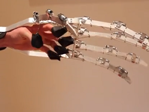 “Robohands” Made by New 3D Printers Assist Children without Hands